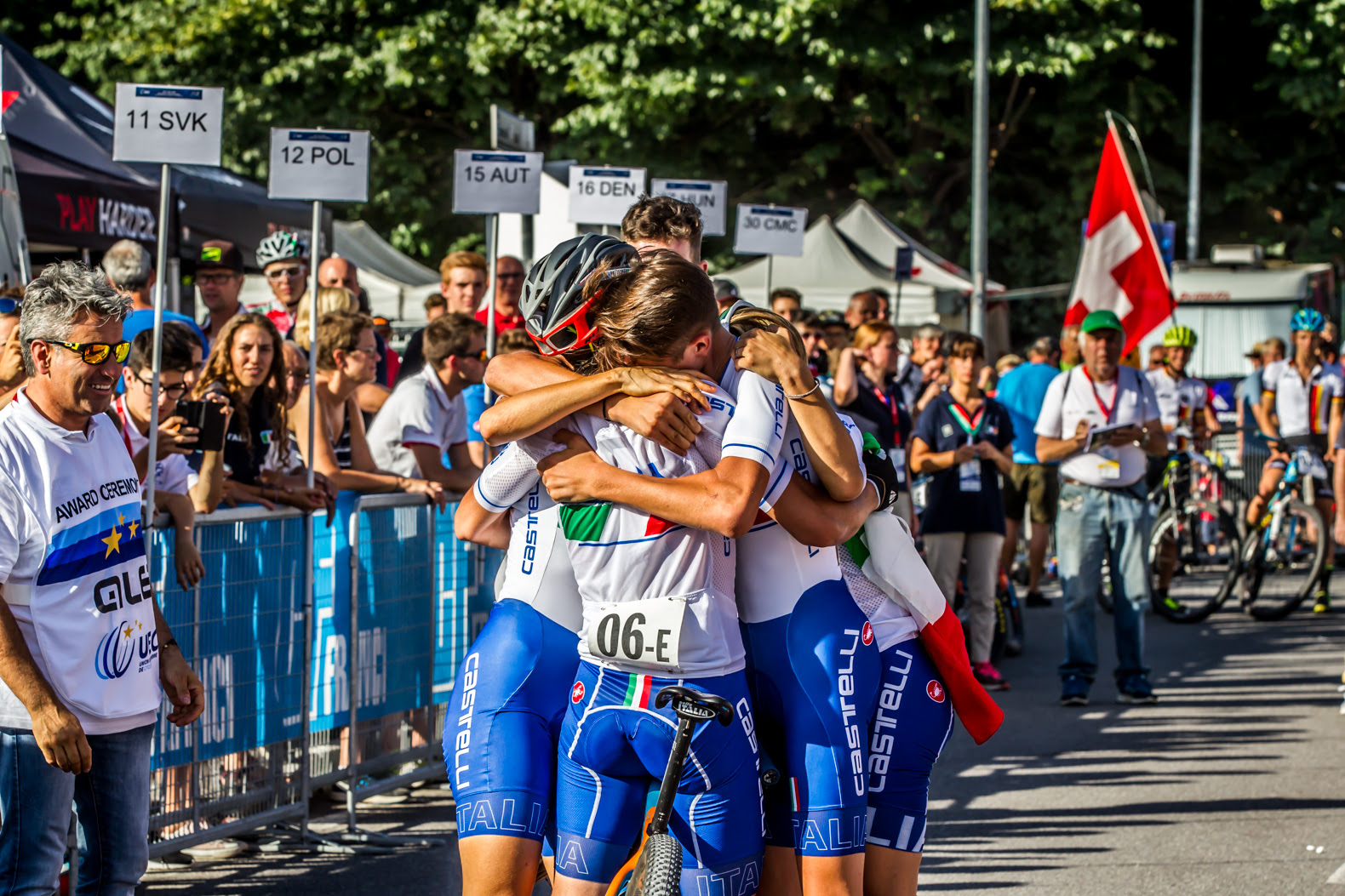 La staffetta italiana festeggia la medaglia di bronzo nel Team Relay