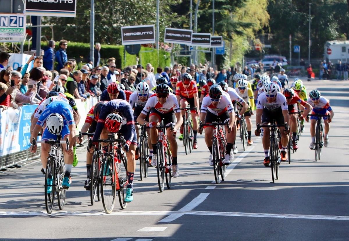 La volata del 65° Trofeo Martiti Trentini vinto dal russo Viacheslav Polozov (foto Photobicicailotto)