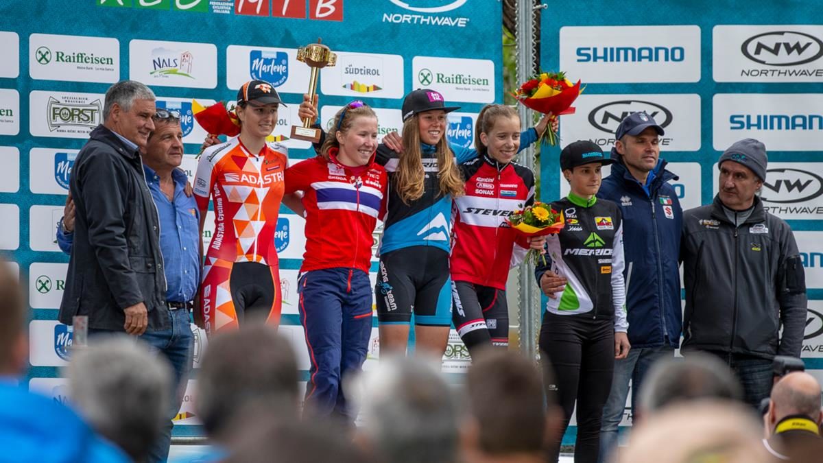 Il podio Donne Junior della Marlene Südtirol Sunshine Race di Nalles (foto Michele Mondini e Mario Pierguidi)