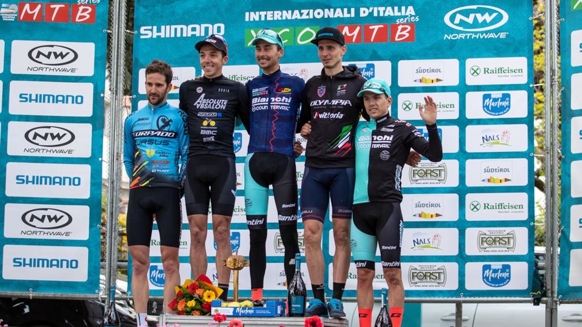 Il podio Elite della Marlene Südtirol Sunshine Race di Nalles (foto Michele Mondini e Mario Pierguidi)