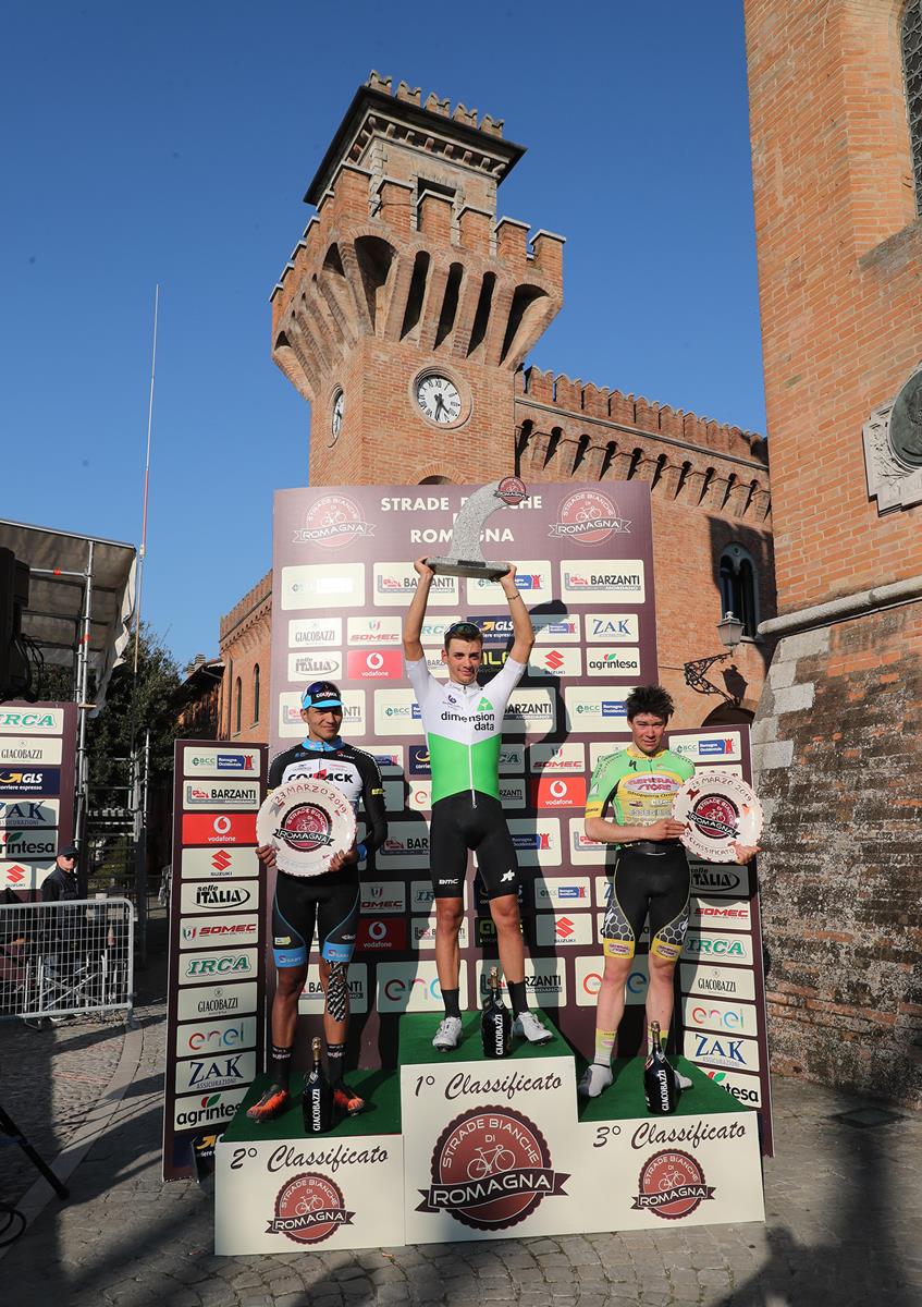 Il podio della Strade Bianche di Romagna 2019 (foto Isolapress - Marco Isola - Massimo Fulgenzi)