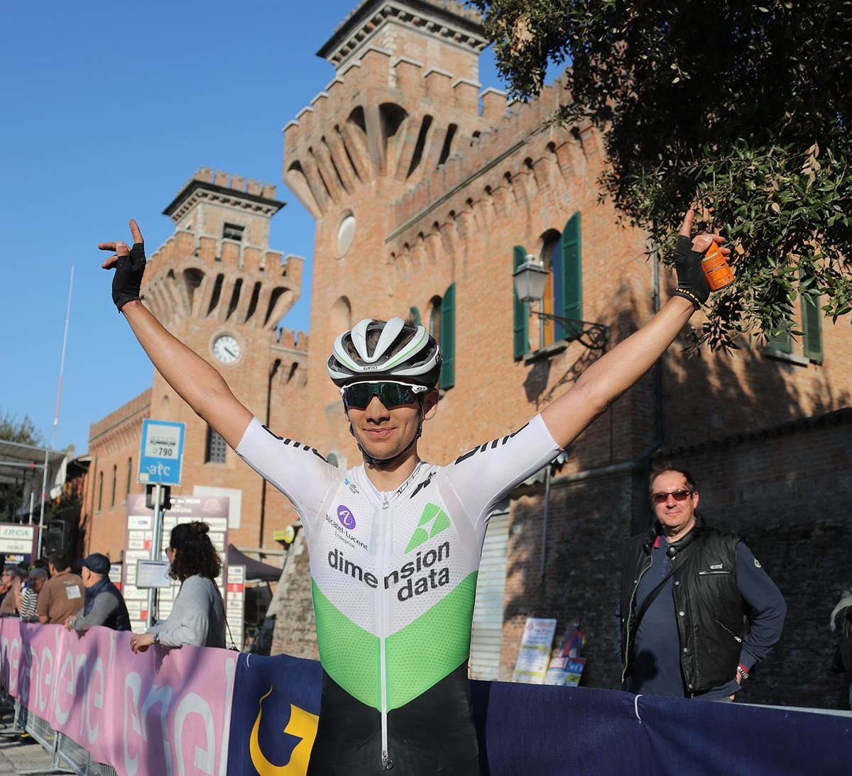 Matteo Sobrero festeggia la vittoria alla Strade Bianche di Romagna 2019 (foto Isolapress - Marco Isola - Massimo Fulgenzi)