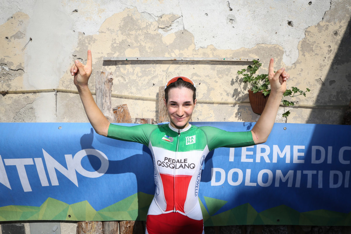 Francesca Barale in maglia tricolore esulta per la vittoria alla CronoBleggio