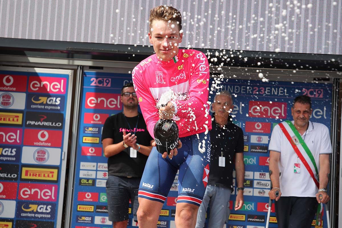 Ethan Hayter festeggia la maglia rosa al Giro d'Italia U23 2019 (foto Isolapress)