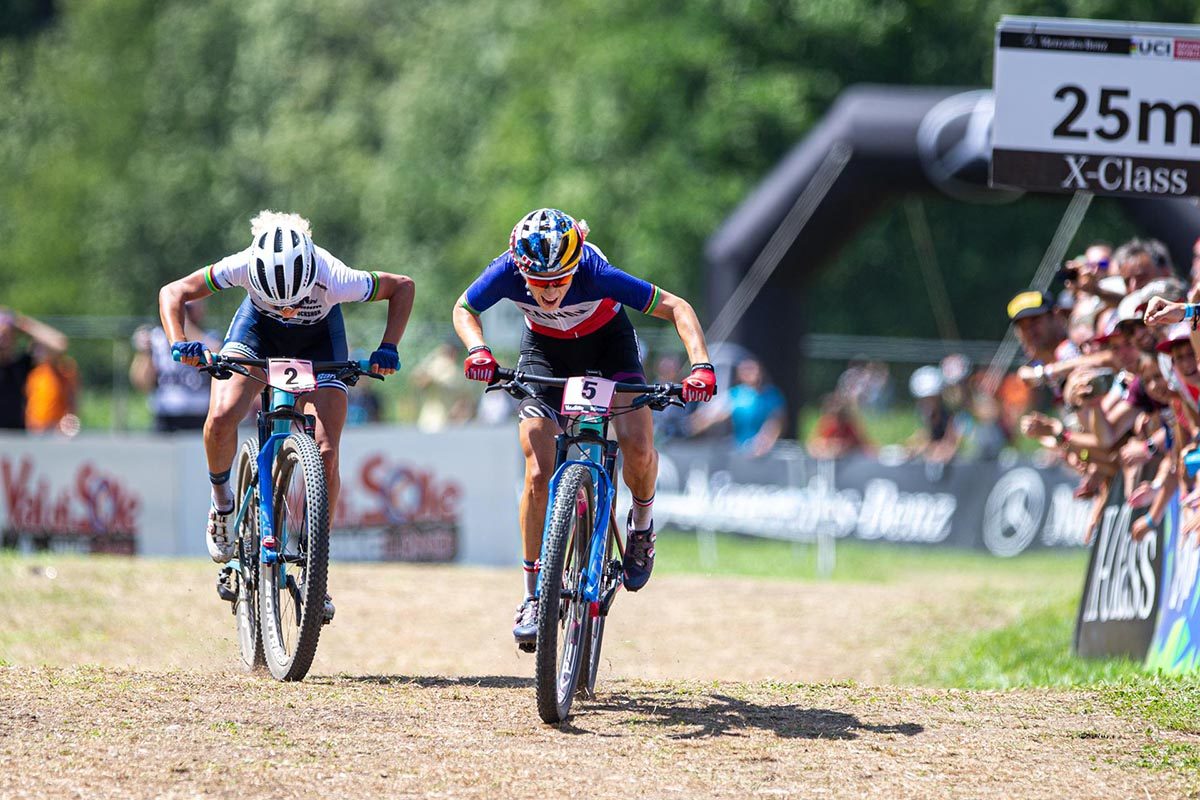 L'emozionante testa a testa fra Jolanda Neff e Pauline Ferrand Prévot nella gara Donne Elite (foto Michele Mondini)