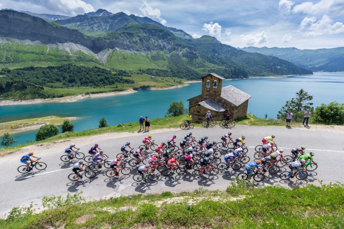 Passaggio suggestivo della prima tappa del Giro Valle d'Aosta (foto Giro VdA)