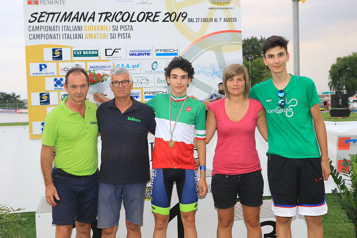Il Velo Club Sarnico festeggia la vittoria del titolo tricolore di Michael Vanni (foto Fabiano Ghilardi)