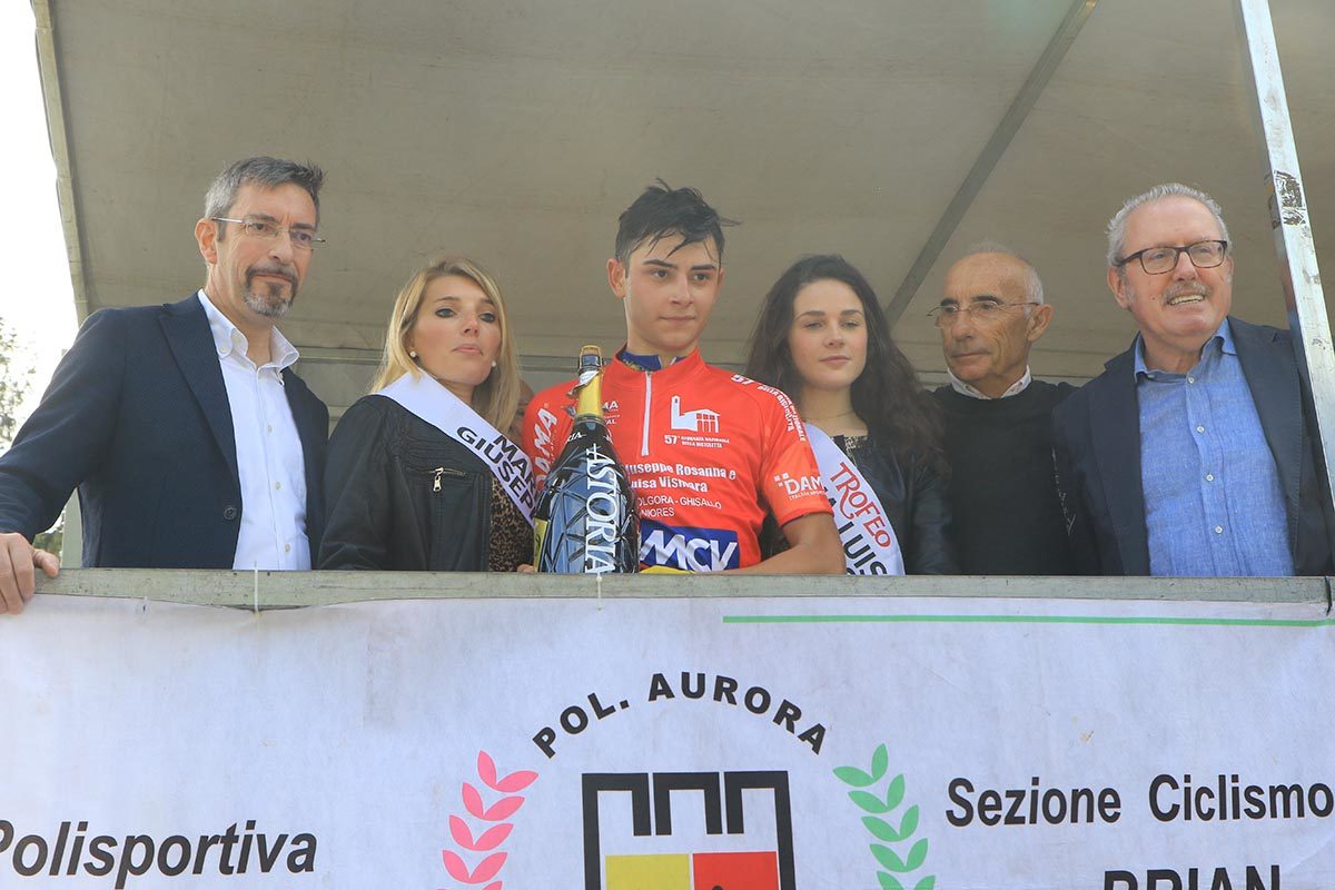 Andrea Montoli sul podio della Olgiate Molgora - Ghisallo (foto Fabiano Ghilardi)