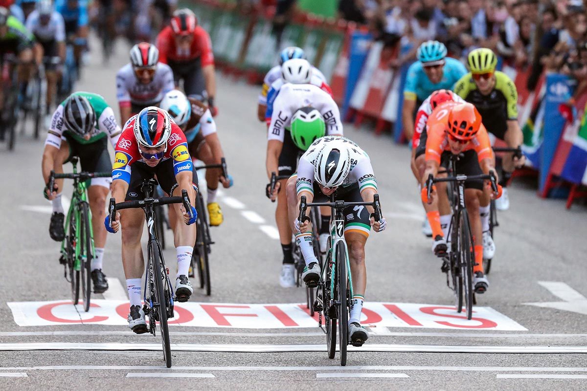 Fabio Jakobsen batte Sam Bennett nell'ultima tappa della Vuelta Espana 2019 (foto BettiniPhoto)