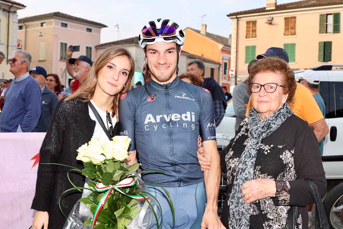 Attilio Viviani, secondo, festeggiato dalla fidanzata e da nonna Gina dopo l'ultima gara tra gli Under 23