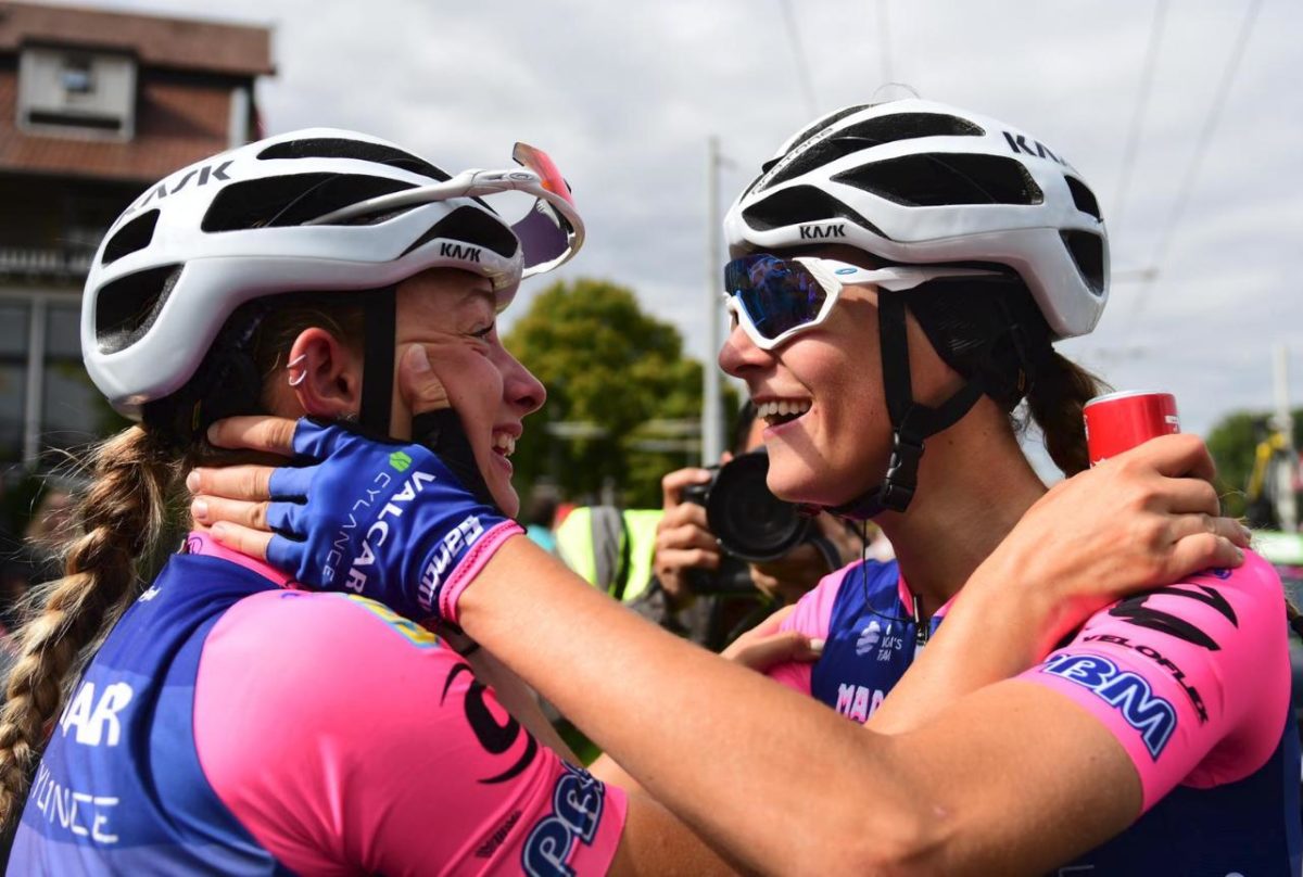 Chiara Consonni festeggia la vittoria con la compagna Vittoria Guazzini (foto Twila Muzzi)