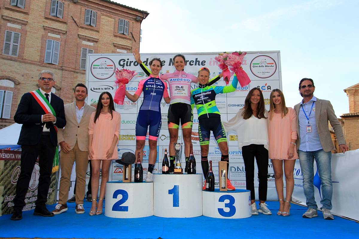 Il podio finale del Giro delle Marche in Rosa 2019 vinto da Soraya Paladin (foto F. Ossola)