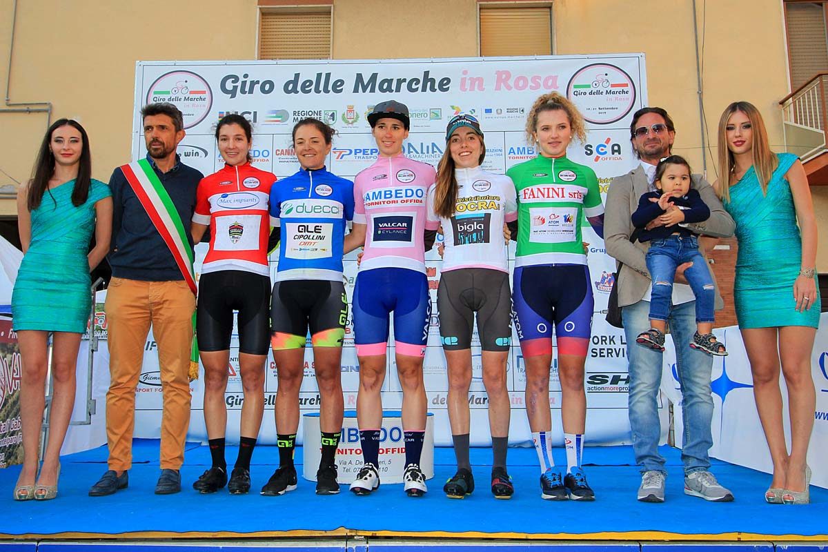 Tutte le maglie dopo la seconda tappa del Giro delle Marche in Rosa (foto F. Ossola)