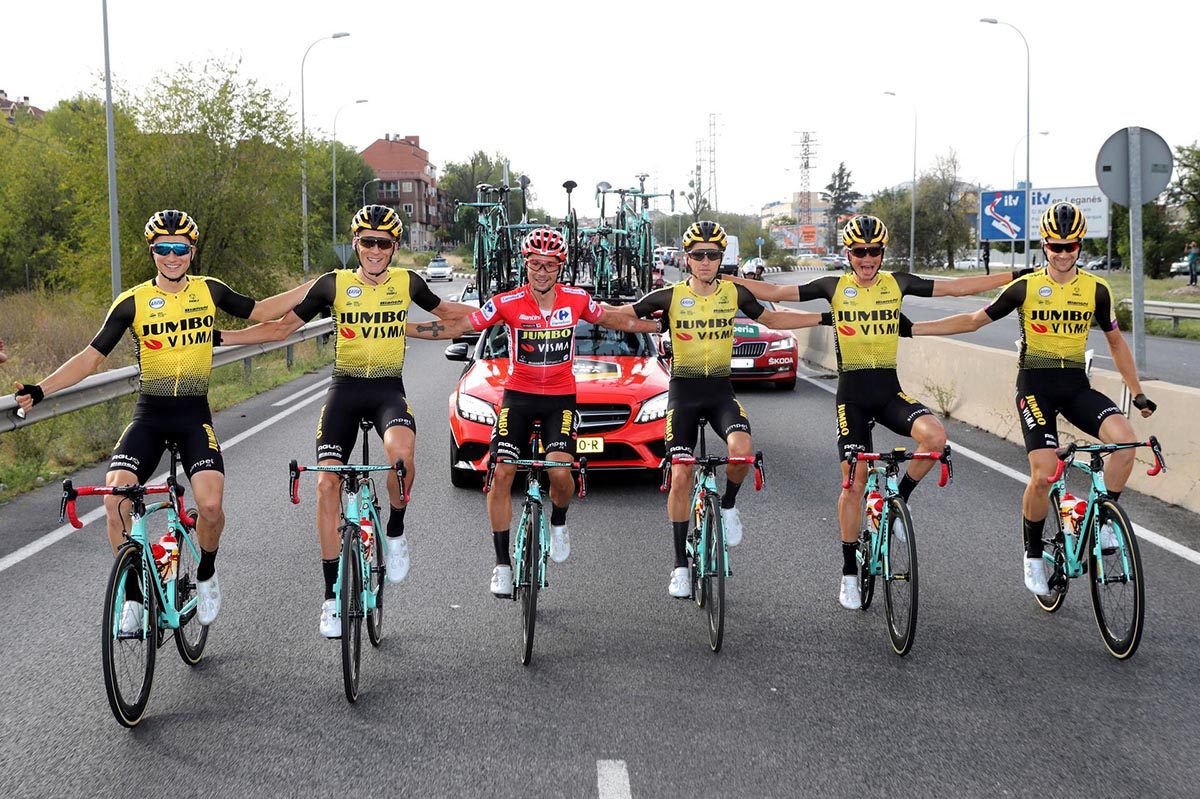 Roglic festeggia con i compagni di squadra la vittoria della Vuelta 2019 (foto BettiniPhoto)