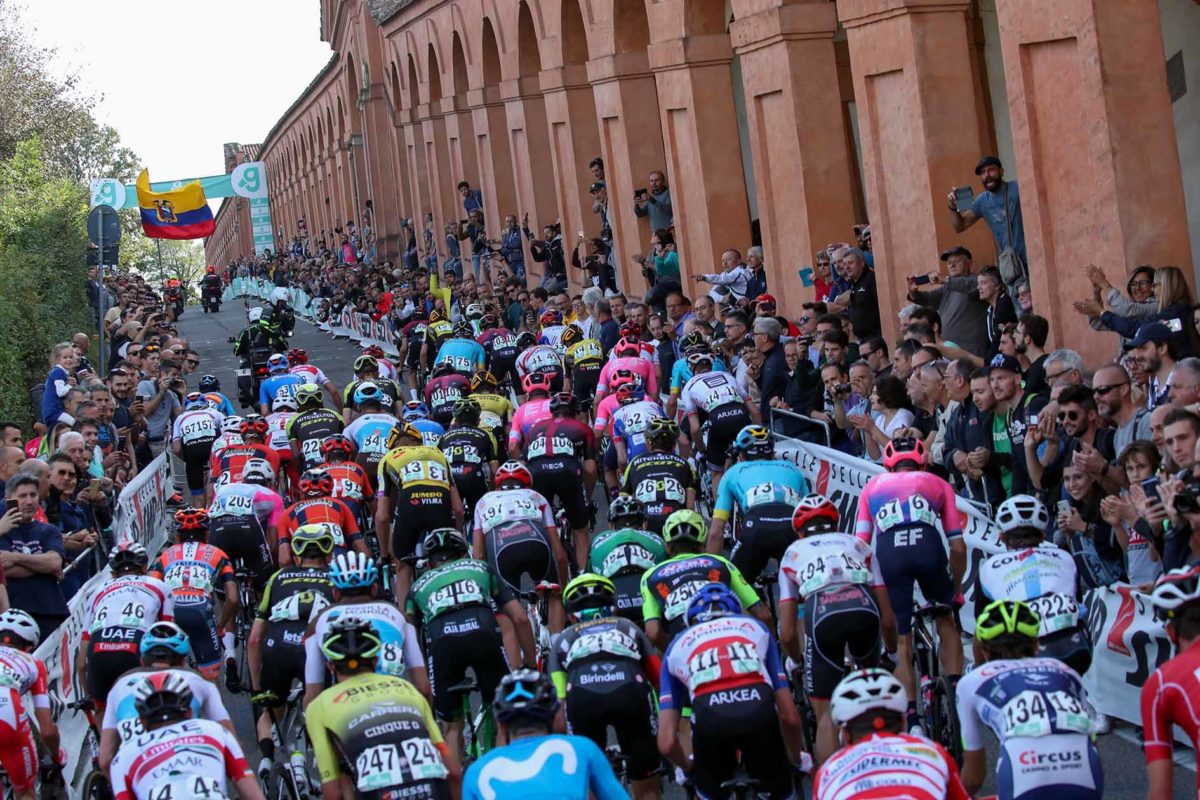 Un passaggio del gruppo sulla salita di San Luca al Giro dell'Emilia 2019 (foto BettiniPhoto)