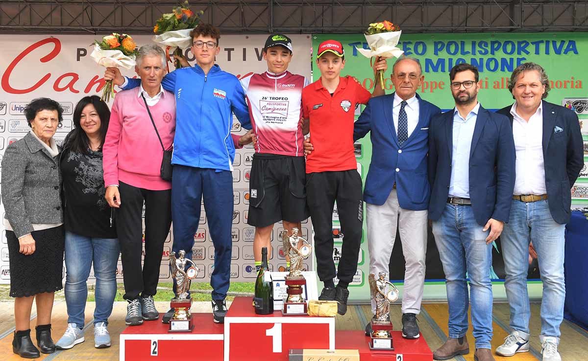 Il podio con le autorità della gara Juniores di Camignone (foto Rodella)