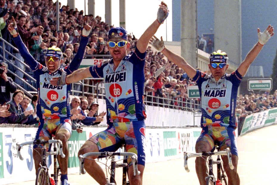Il belga della Mapei-GB Johan Museeuw vince la Parigi-Roubaix 1996, davanti ai compagni di squadra Gianluca Bortolami e Andrea Tafi