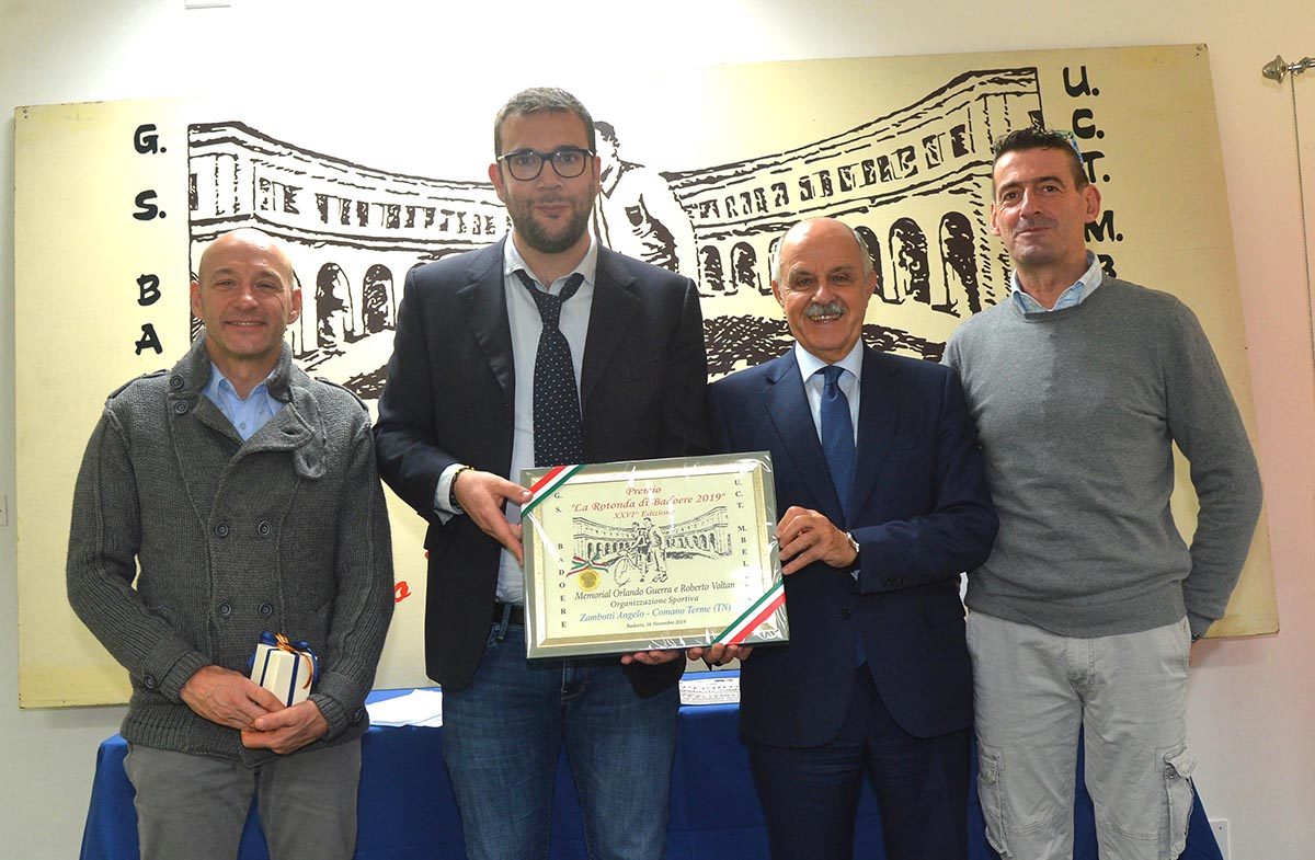 Rotonda di Badoere: Angelo Zambotti riceve con Andrea Malcotti il premio Organizzazione Sportiva da parte di Renato Di Rocco (foto Remo Mosna)