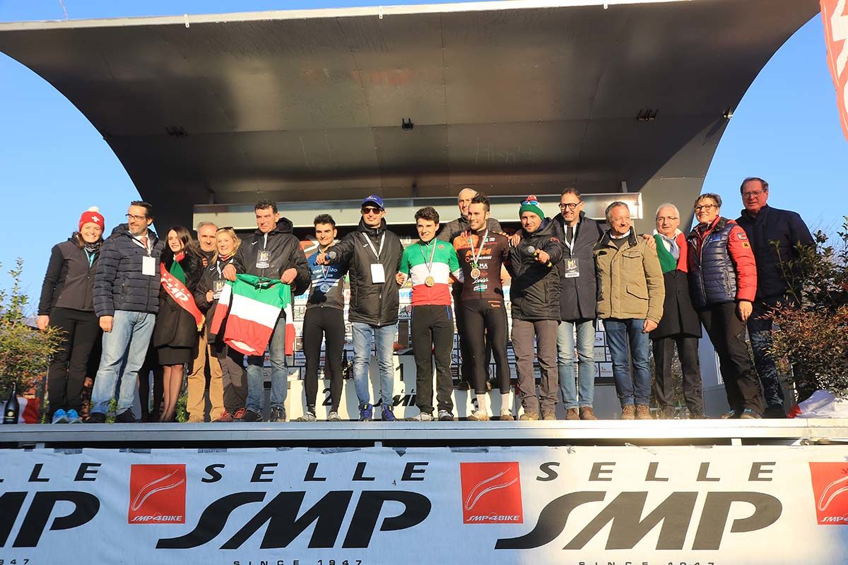 Il podio Elite del Campionato Italiano Ciclocross con il Comitato Organizzatore (foto Fabiano Ghilardi)