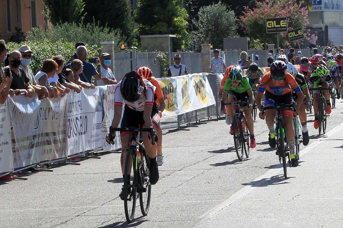 Laura Padovan vince la gara Donne Esordienti di Bovolone (foto Fabiano Ghilardi)