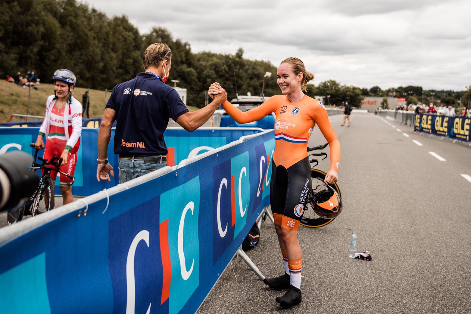 Anna Van der Bregger festeggia la vittoria del Campionato Europeo a cronometro Donne Elite 2020 (foto Twila Muzzi)