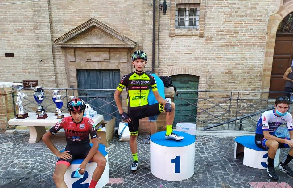 Il podio del Trofeo Balacco Paponi 2020 a Petritoli (foto Ciclomarche/Giuseppe Baiocco)