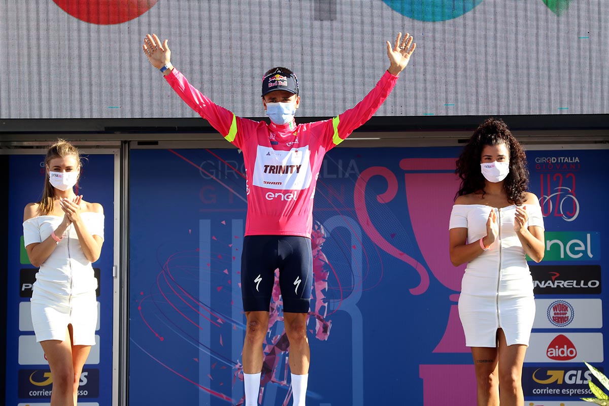 Thomas Pidcock maglia rosa dopo la quarta tappa del Giro d'Italia Under 23 (foto Photobicicailotto)