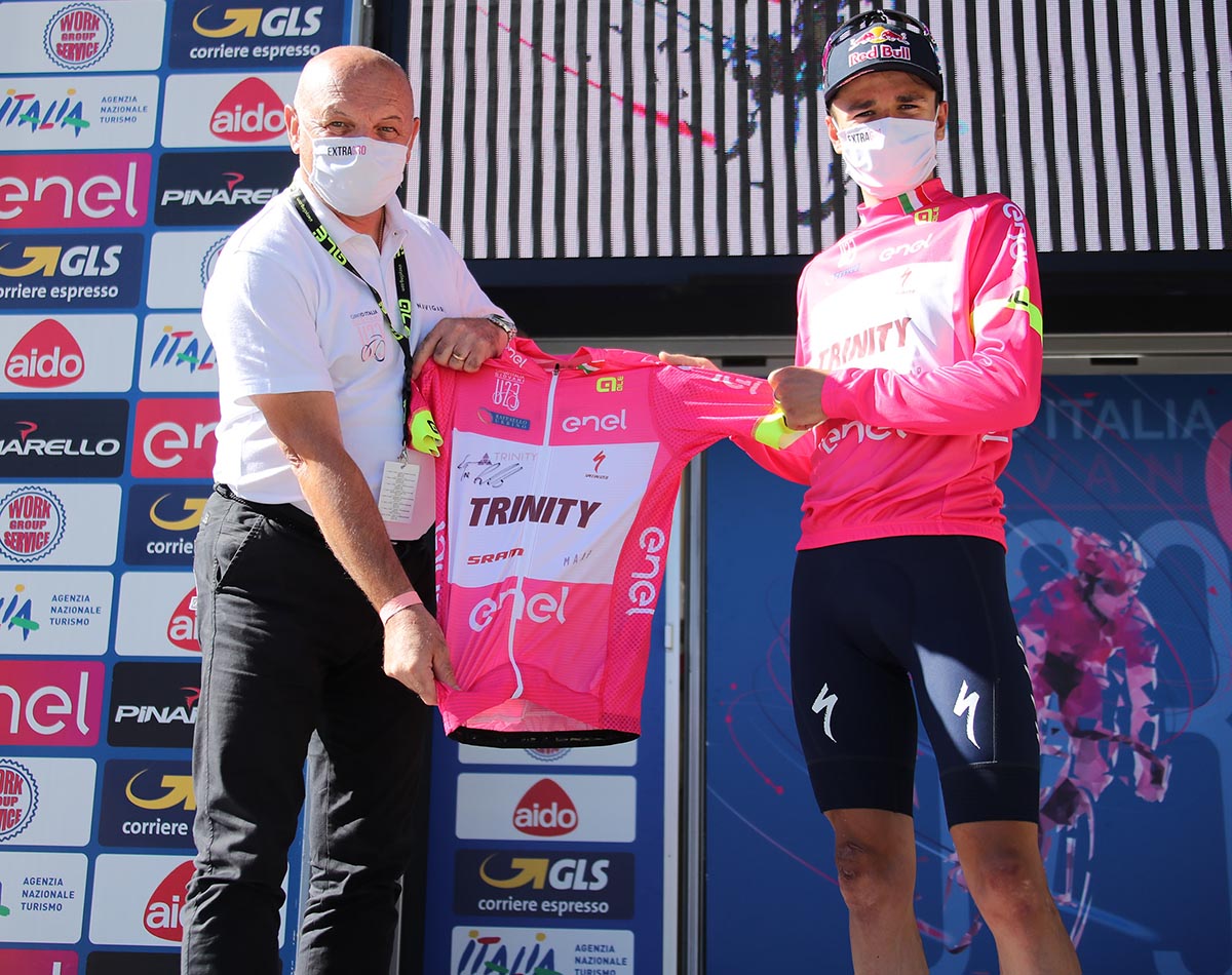 Tomas Pidcock maglia rosa anche dopo la settima tappa del Giro d'Italia U23 2020, sul podio con Marco Selleri (foto Isolapress - Marco Isola/Massimo Fulgenzi)