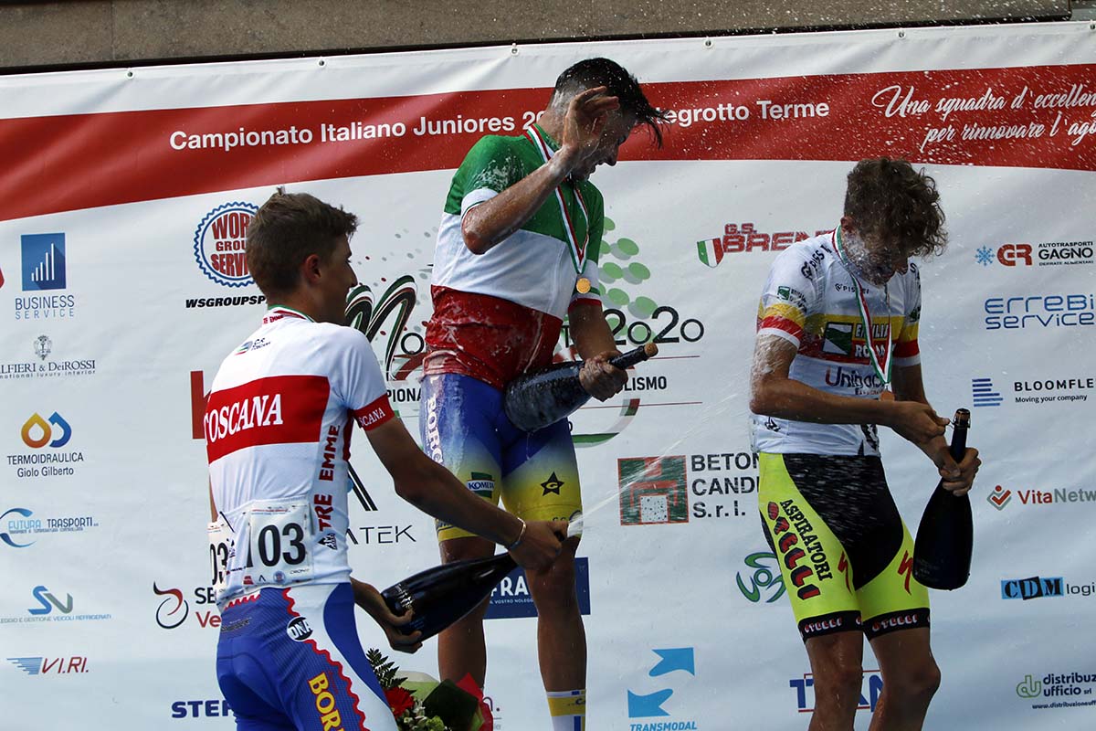 Festa sul podio del Campionato Italiano strada Juniores 2020 (foto Photobicicailotto)