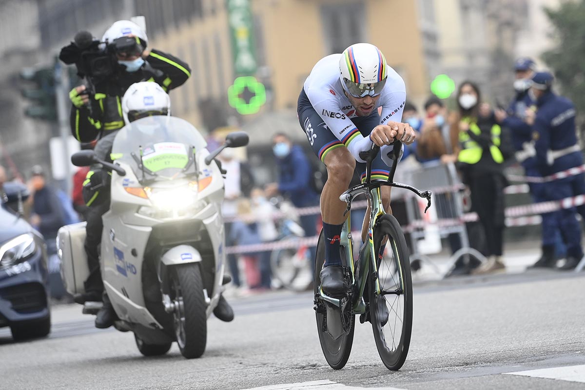 Filippo Ganna vince la cronometro finale a Milano del Giro d'Italia 2020 (foto LaPresse)