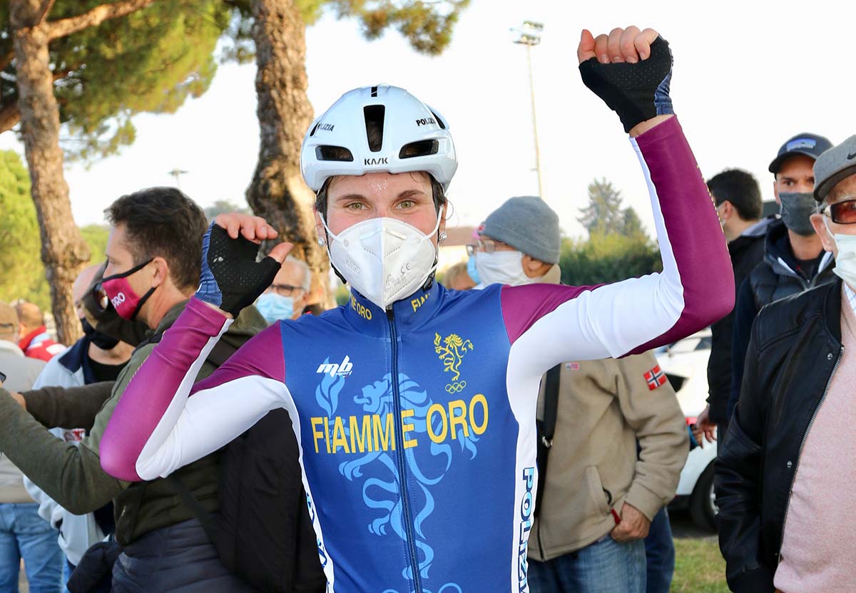 Elisa Longo Borghini festeggia la vittoria del Campionato Italiano Donne Elite 2020 a Breganze (foto Photobicicailotto)