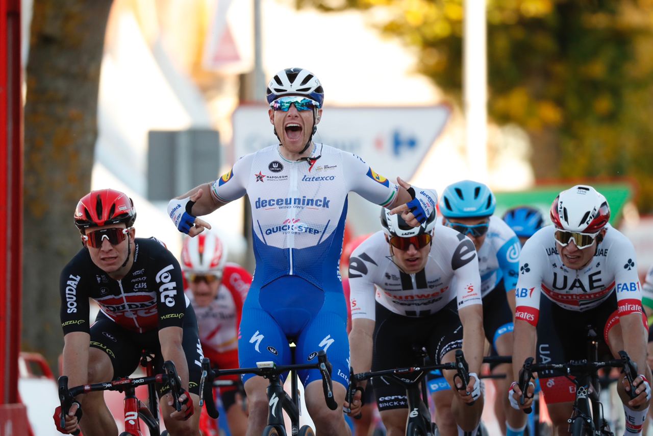 Sam Bennett vince la nona tappa della Vuelta a Espana 2020 ma poi è declassato per irregolarità (foto Unipublic / Photo Gomez Sport)