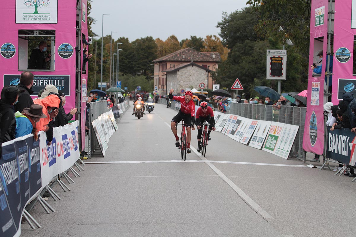 Pawel Bernas batte Harry Sweeny sul traguardo della quarta tappa del Giro del Friuli 2020 (foto Bolgan)