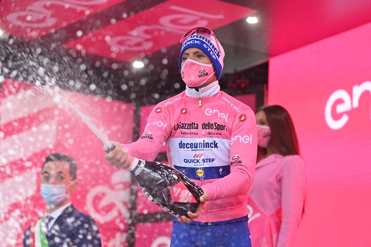 Joao Almeida per il decimo giorno in maglia rosa al Giro d'Italia 2020 (foto LaPresse)