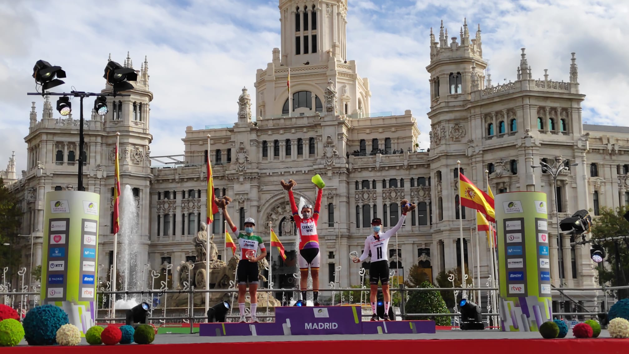 Il podio finale della Madrid Challenge by La Vuelta vinta ancora da Lisa Brennauer (foto Baixauli Studio)