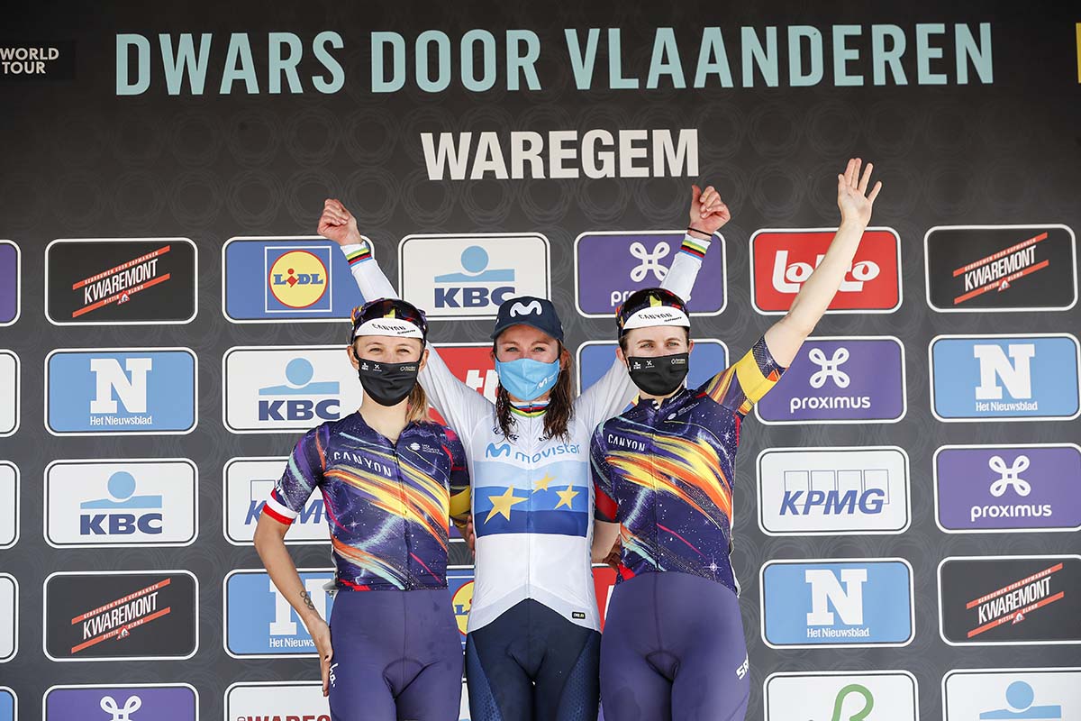Il podio della Dwars door Vlaanderen 2021 (foto Photo Gomez Sport)