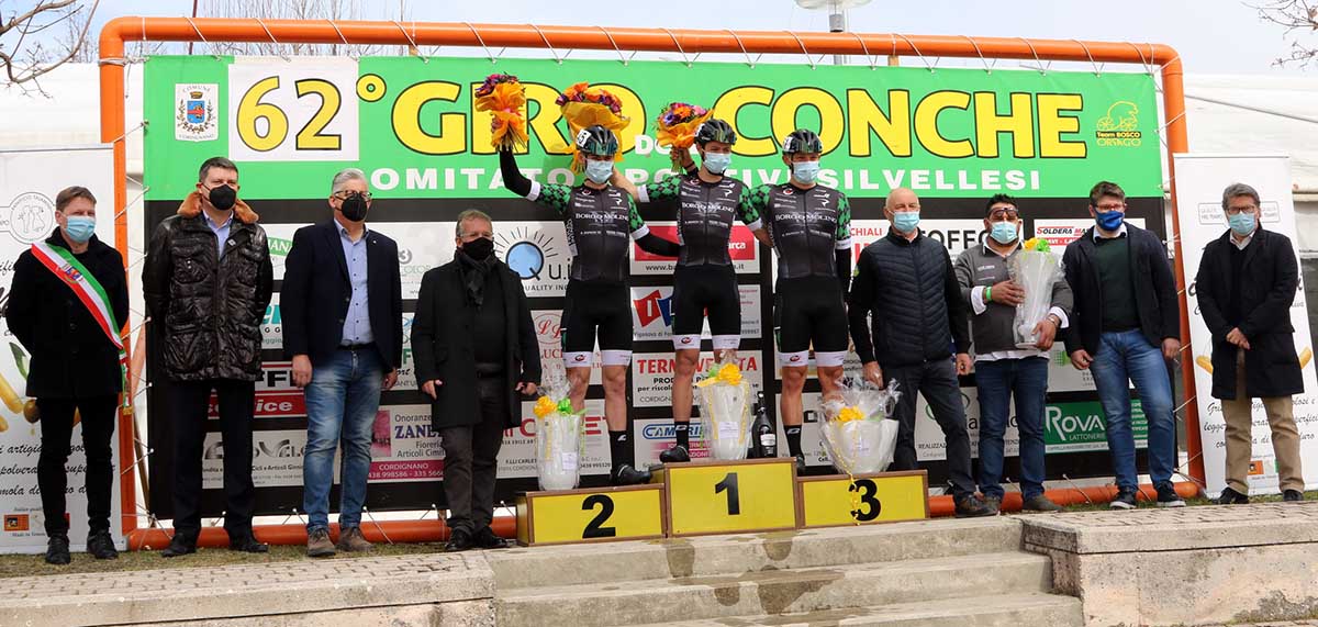 Il podio del Circuito delle Conche 2021 con le autorità (foto Photobicicailotto)