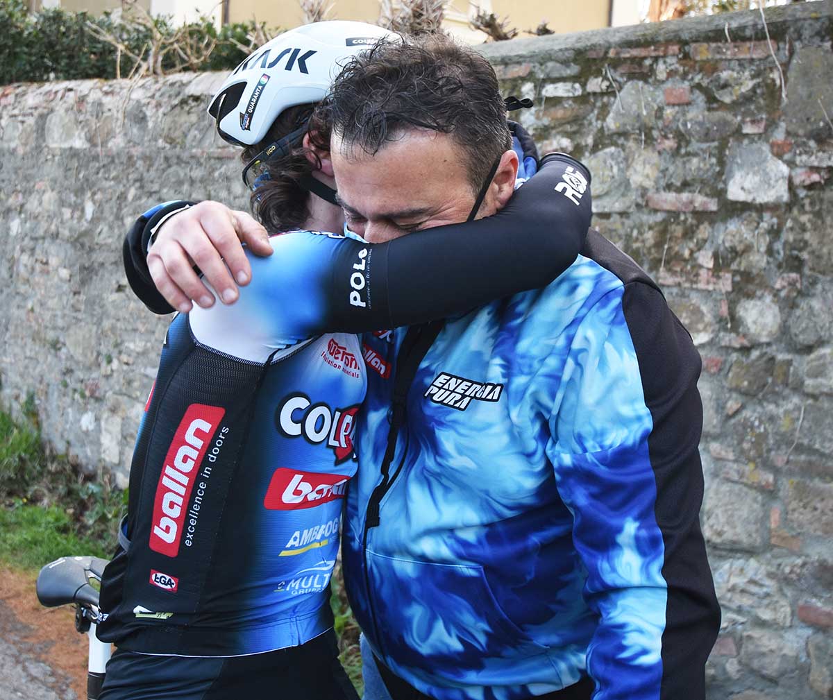 L'abbraccio tra Samuel Quaranta e il papà Ivan dopo la vittoria a Cantagrillo (foto Rodella)