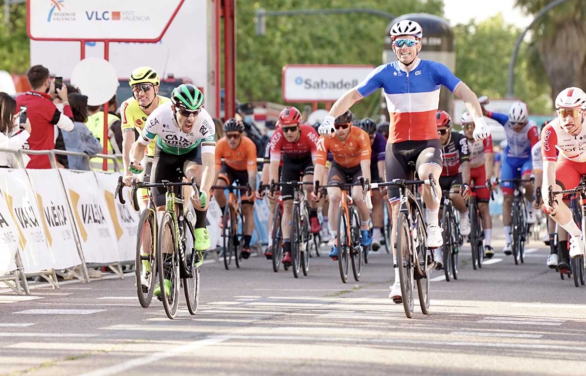 Arnaud Demare vince l'ultima tappa della Volta Valenciana 2021