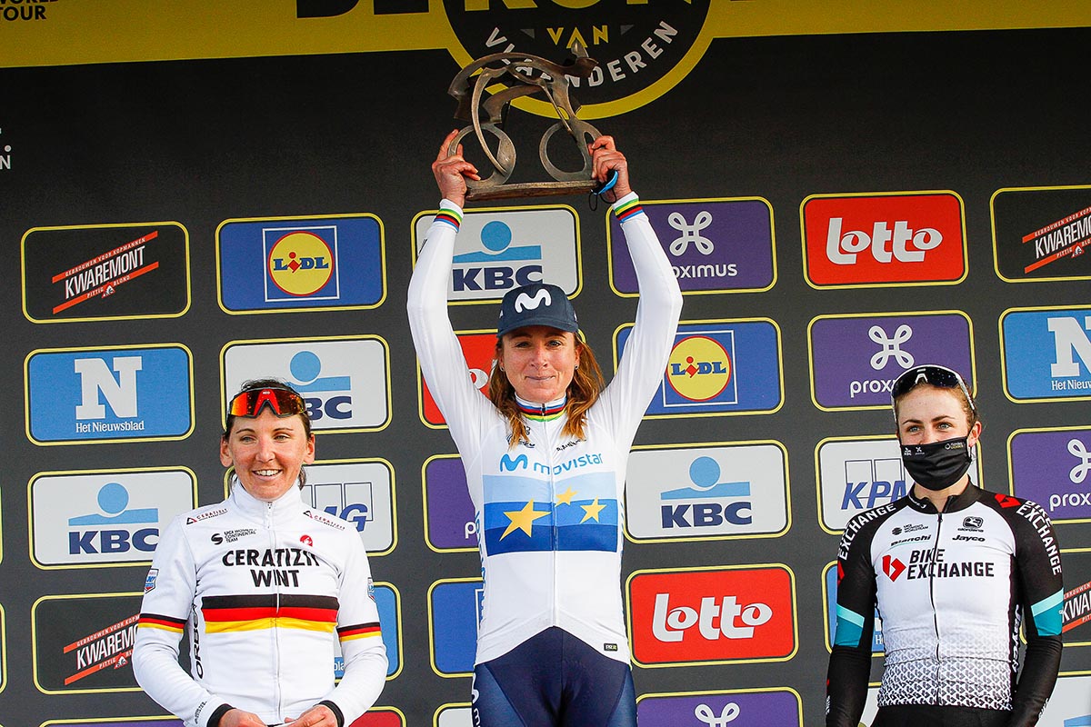 Il podio del Giro delle Fiandre femminile 2021 (foto Sportfoto.nl)