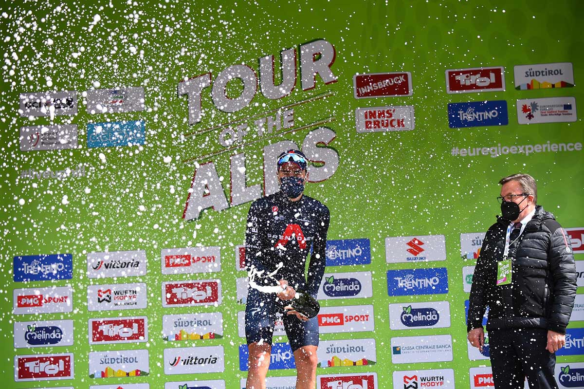 Gianni Moscon festeggia sul podio di Innsbruck dove ha vinto la prima tappa del Tour of the Alps 2021 (foto BettiniPhoto)