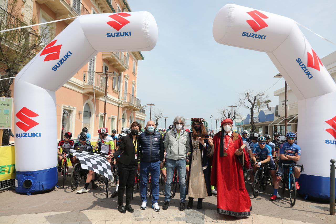 La partenza della prima tappa del Giro di Romagna per Dante Alighieri 2021 (foto Isolapress)