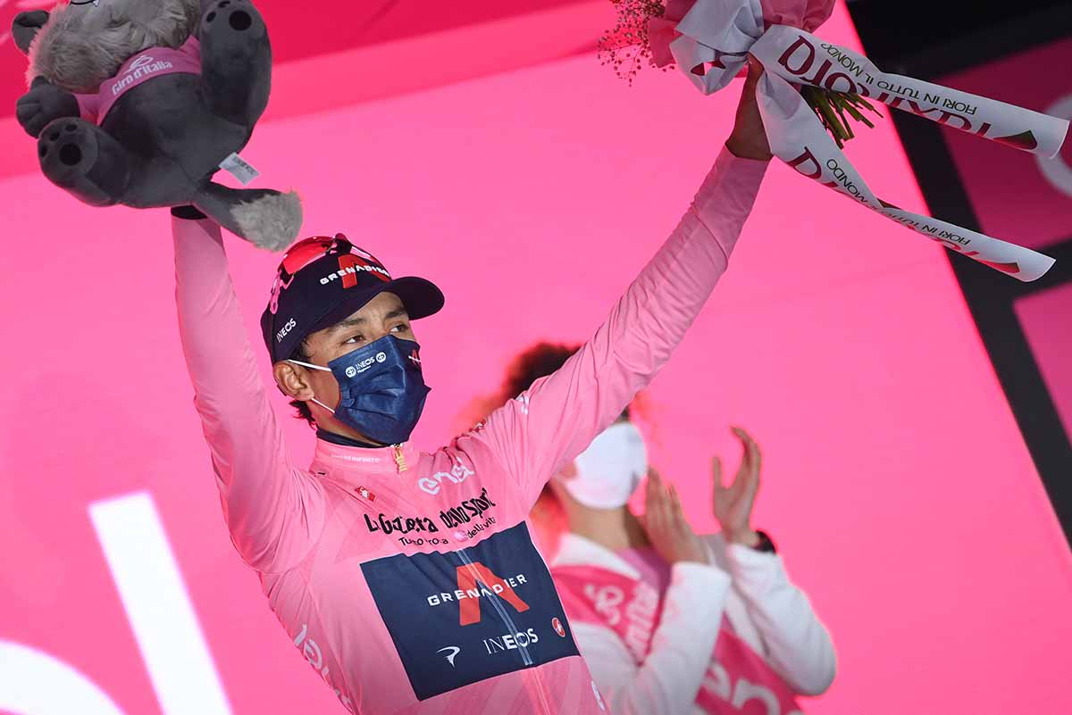 Egan Bernal si conferma maglia rosa al Giro d'Italia 2021 (foto LaPresse)