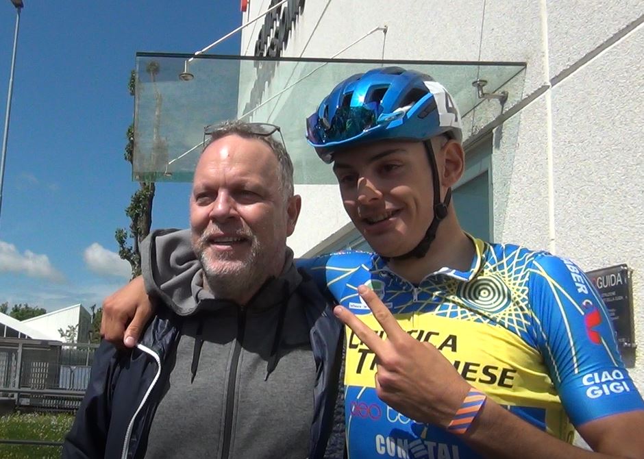 Il presidente della Ciclistica Trevigliese Marco Taddeo festeggia con Alessandro Romele in casa