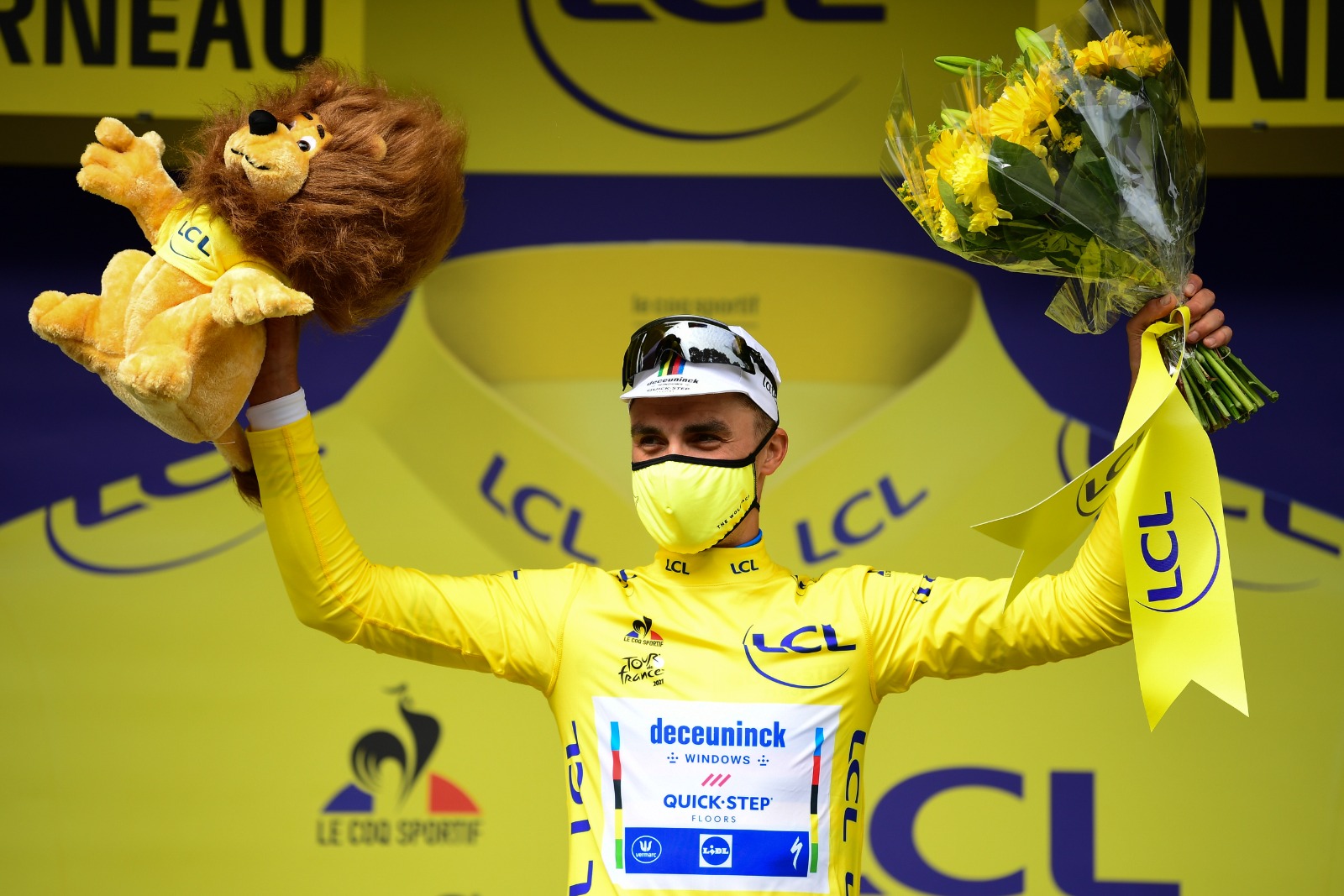 Julian Alaphilippe maglia gialla dopo la prima tappa del Tour de France 2021 (foto A.S.O.)