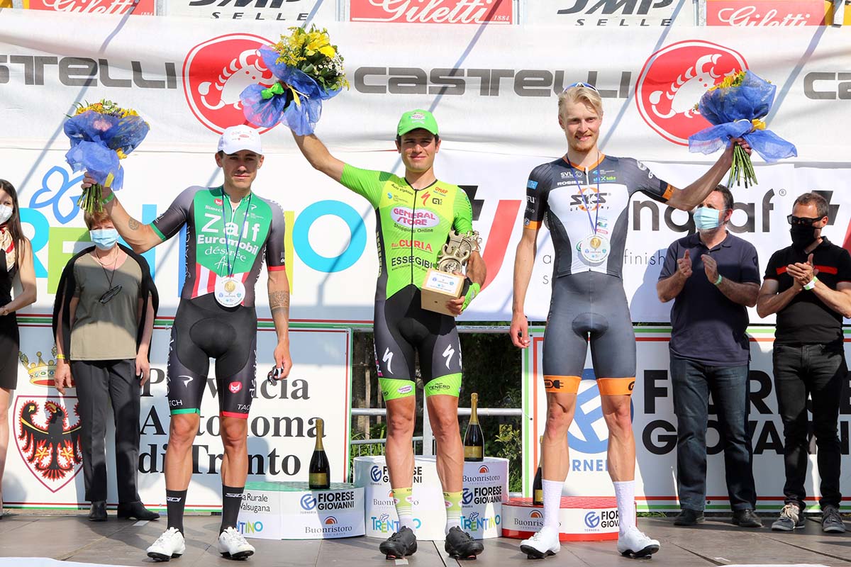 Il podio del Trofeo Alcide De Gasperi 2021 vinto da Riccardo Lucca (foto Photobicicailotto)