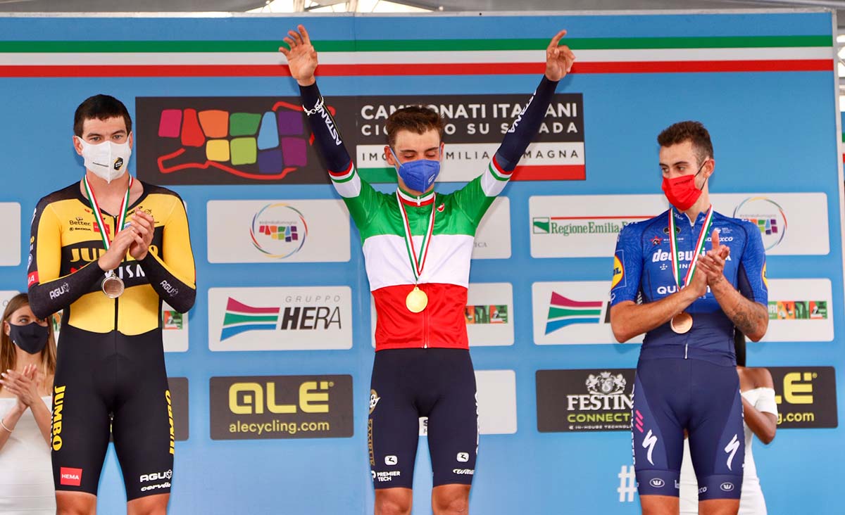 Il podio del Campionato Italiano a cronometro professionisti 2021 (foto Photobicicailotto)