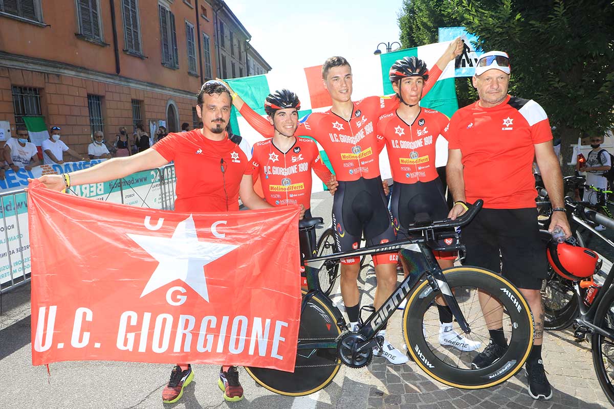 La festa dell'Uc Giorgione per la vittoria di Bonetto al Campionato Italiano a cronometro Juniores 2021 (foto Fabiano Ghilardi)