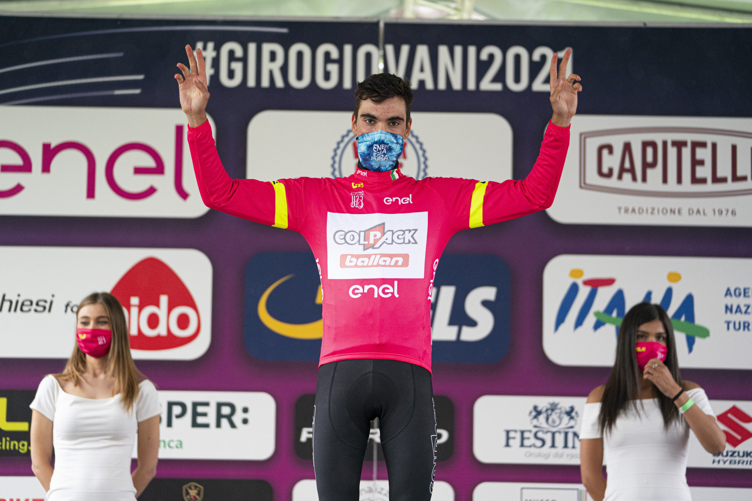 Juan Ayuso maglia rosa dopo la settima tappa del Giro d'Italia Under 23 2021 (foto Isolapress)