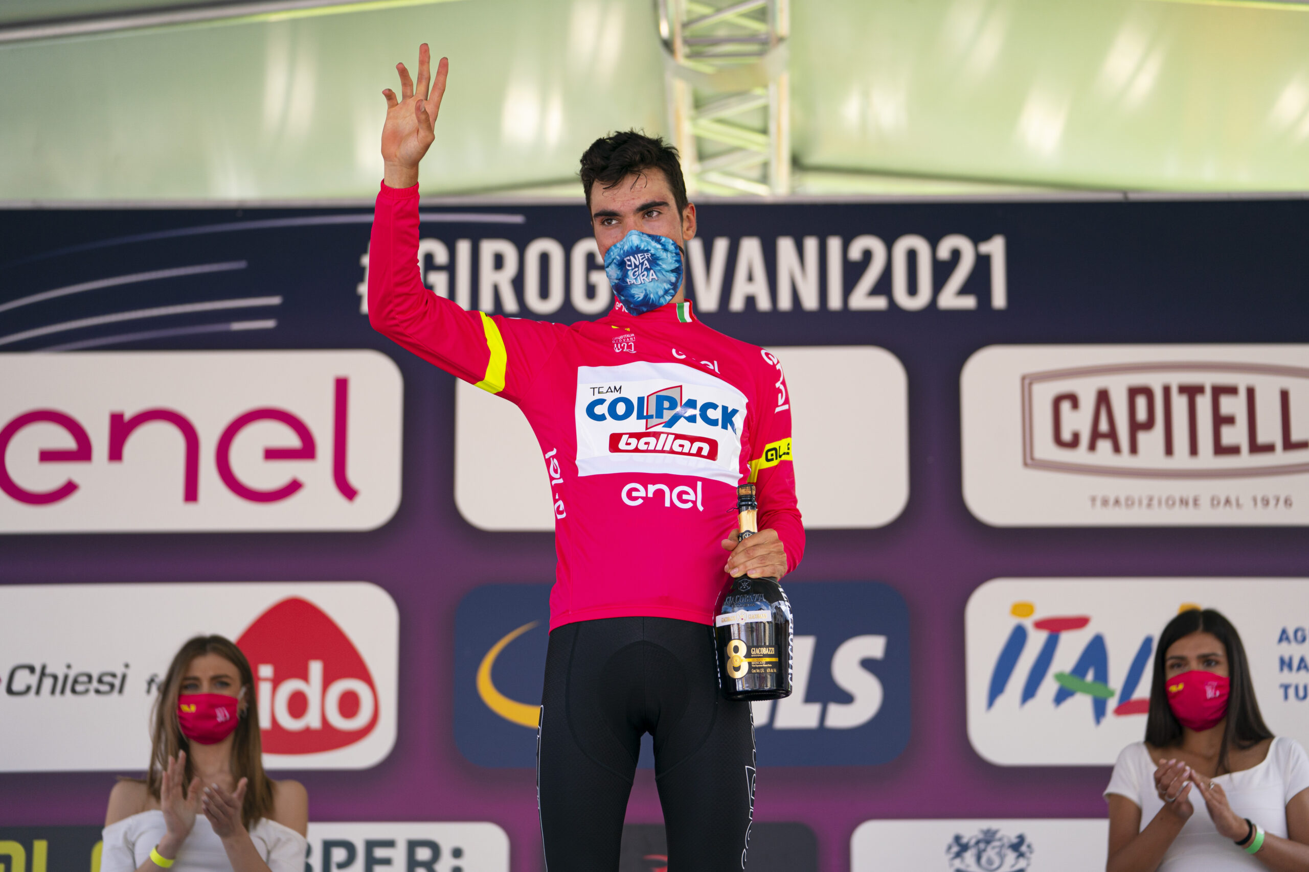 Juan Ayuso maglia rosa dopo l'ottava tappa del Giro d'Italia Under 23 2021 (foto Isolapress)